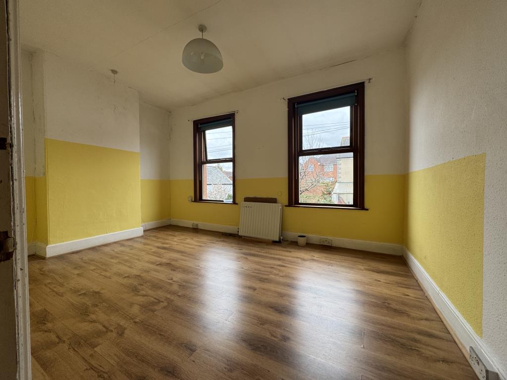 Lot: 152 - TWO-BEDROOM MID-TERRACE HOUSE IN NEED OF RENOVATION - Primary bedroom